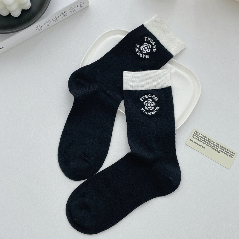 Calcetines de verano para mujeres delgadas mallas transpirables bordadas medias medias medias medias negras y blancas color combinado versátil calcetines de mujer Zhuhai al por mayor