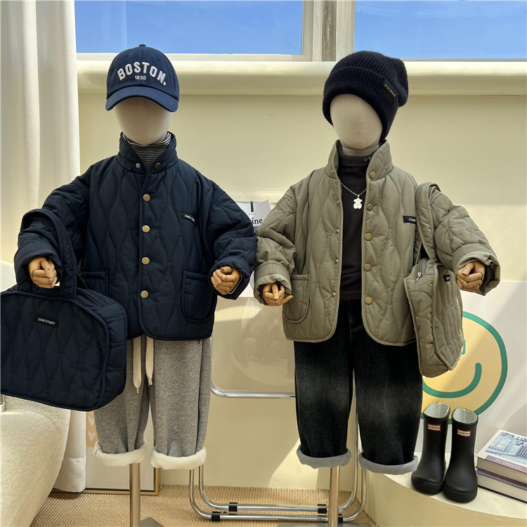 2024 Winterkleidung für Kinder mit Taschen Kleidung Koreanische Jungen Mädchen Kennzeichnung Stepp leichte und dünne Strickjacken Baumwolle_voghion.com