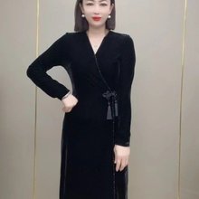 一件代发2025秋季新款时尚丝绒连衣裙v领盘扣气质百搭减龄妈妈装