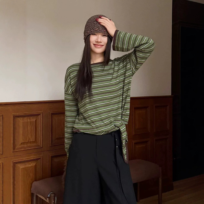 Item number 0F1509, designer-style knitted sweater with a hem tie and dropped shoulder design Item number 0F1509, designer-style knitted sweater with a hem tie and dropped shoulder design