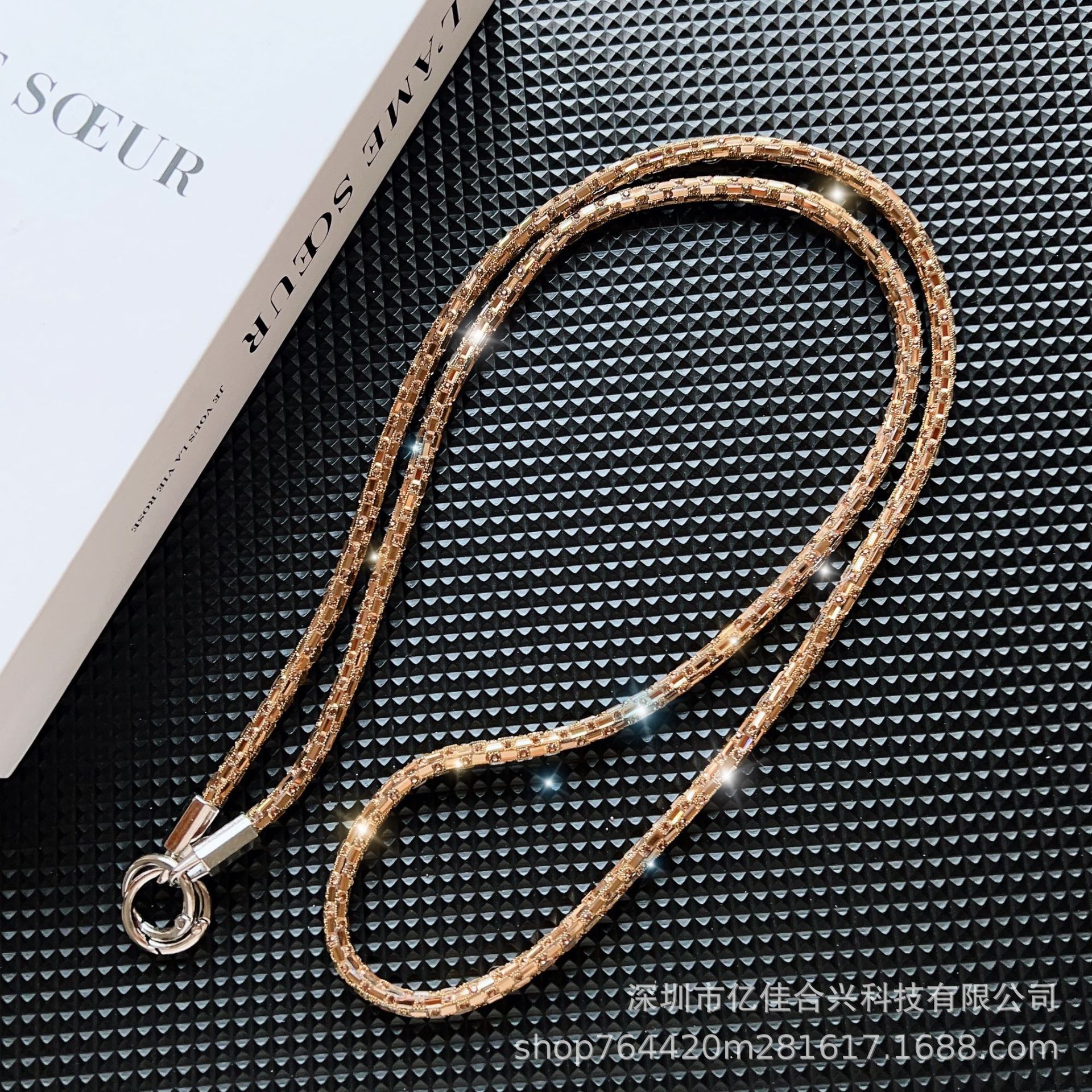 El cristal cuadrado se puede colgar en la parte posterior del cordón del teléfono móvil, la cadena de mensajero del teléfono móvil de moda para mujer, la cadena roja de la red anti-pérdida