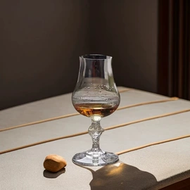 玻璃杯;酒杯;盘