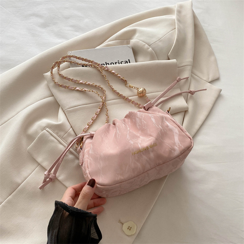Cadena de nicho bolso pequeño de todo fósforo para mujer bolso de axila de moda de alta gama versión coreana bolso de cubo de mensajero para mujer de un solo hombro