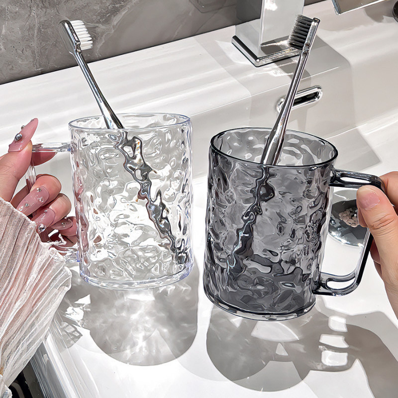 うがいコップの歯のコップはうがいます。家庭用の歯のコップはプラスチックの高級なカップルのコップです。|undefined