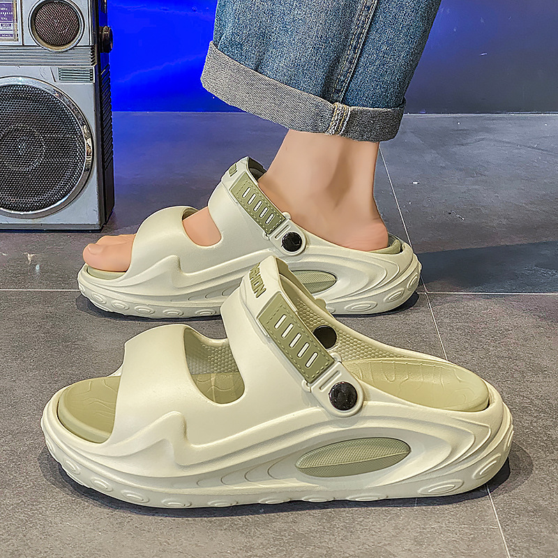 Pantuflas nuevo estilo de verano para hombres, conducción deportiva, sandalias de gran tamaño, suela gruesa, aumento de la sensación antideslizante de pisar heces, chanclas para hombres