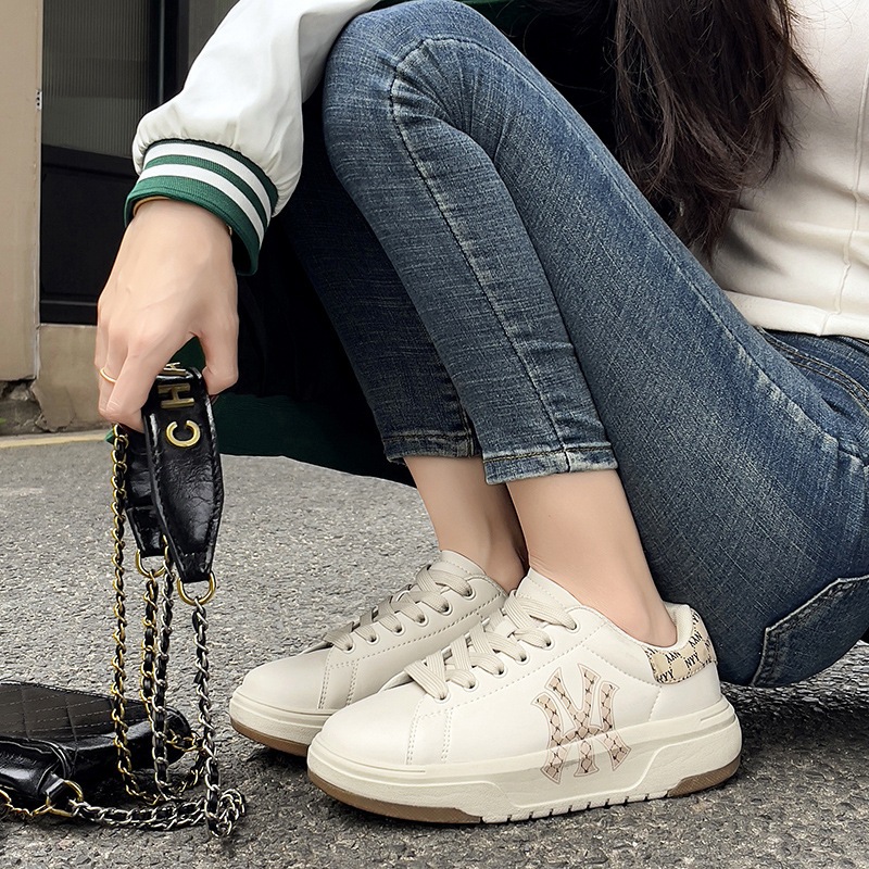 Otoño nueva moda pareja zapatos blancos coreanos suela gruesa ligera versátil aumento de altura zapatos de skate casuales para hombres y mujeres