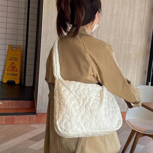 Amazon cross-border supply/winter milk white pleated dumpling bag large capacity one-shoulder crossbody bag quilted cloud bag