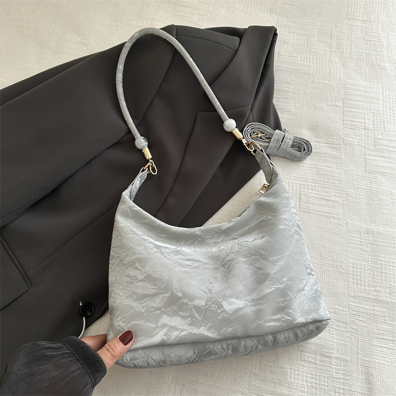 2024 nueva bolsa de mujer de estilo extranjero, gran capacidad de ocio, este año, bolsas populares de hombro y brazo.