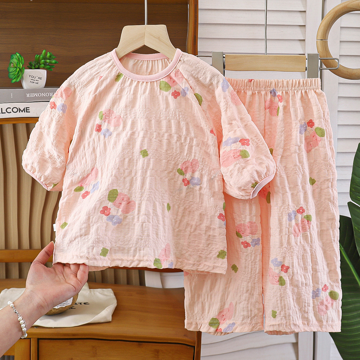 Pijama de cuello redondo (flores rosadas)
