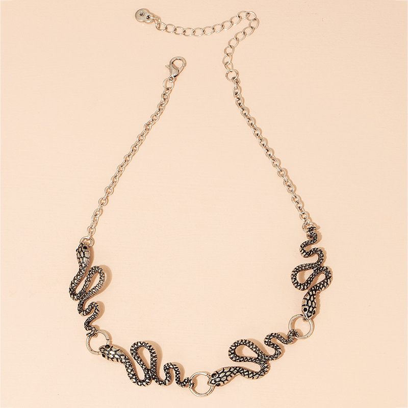 Vente En Gros Bijoux Collier Pendentif Serpent Zodiaque Rétro Nihaojewelry display picture 4