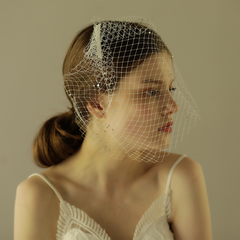 V605 large mesh Bridal hand-stitched hair comb veil short veil European and American style rhinestone bridal veil wholesale V605 large mesh Bridal hand-stitched hair comb veil short veil European and American style rhinestone bridal veil wholesale
