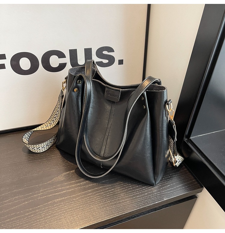 European and American retro large-capacity commuter tote bag 2024 new portable shoulder bag, textured wide shoulder strap messenger bag_voghion.com