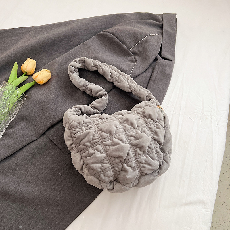 Nuevas nubes plisadas envuelven a las mujeres han bangchao nicho terciopelo envuelve albóndigas casuales envueltas en moda envueltas en un hombro y axilas