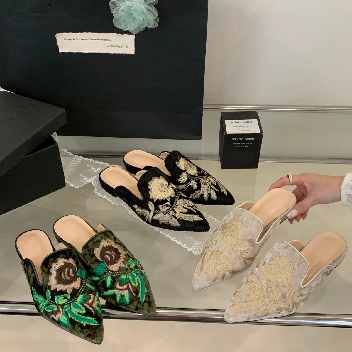 Женские летние сандалии 2025 года, плоские, с заострённым носком, вышитые цветами, мюли, полусабо