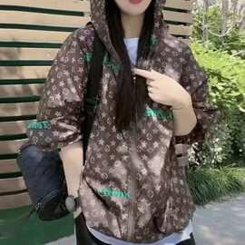 2025新款欧货字母印花外套ins潮设计感小众连帽防晒衣女夏季薄款