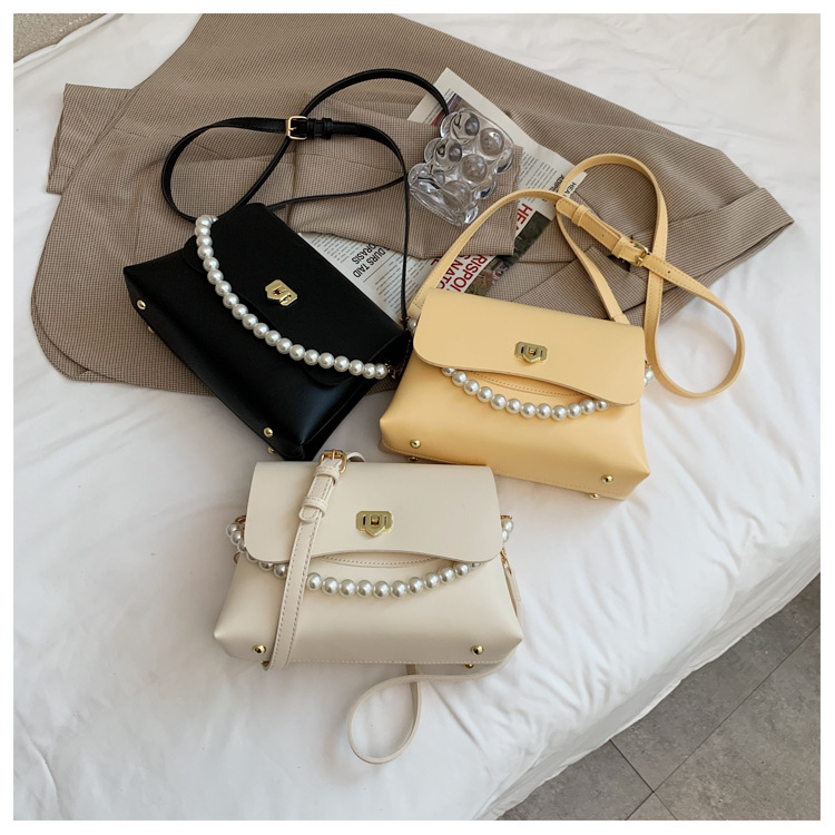 Korean Style Texture One-shoulder Messenger Pearl Chain Small Square Bag display picture 2