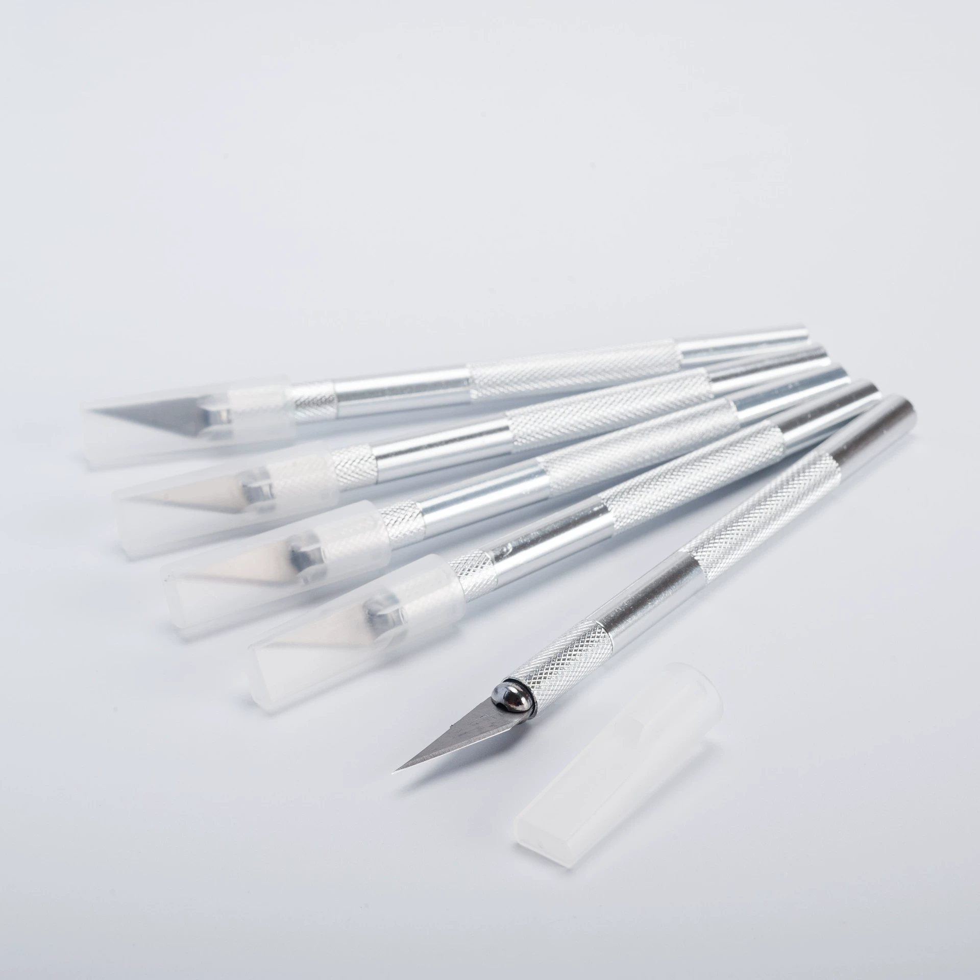 Производители поставляют ручной гравировки ножи из алюминиевого сплава с 5 лезвием