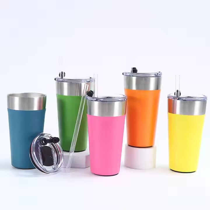 Brasil Vaso de cerveza de 20oz Taza de coche de acero inoxidable Taza de vacío de doble capa Abrebotellas de fondo portátil Taza de paja