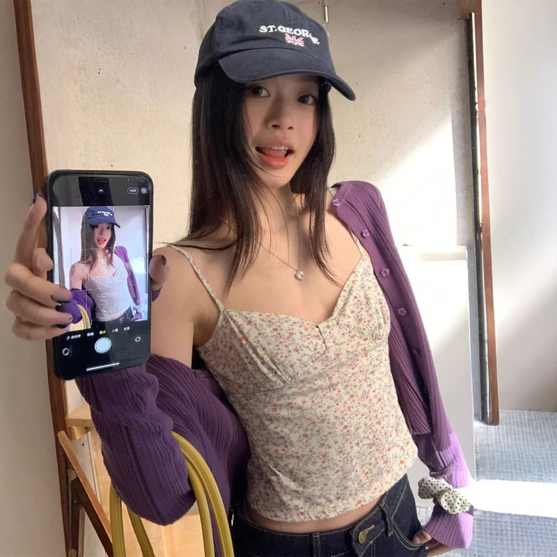 Song Zheng'En's Purple Floral Camisole for Women, Early Spring New Style, Slim Fit, Stunningly Beautiful Short Top Song Zheng'En's Purple Floral Camisole for Women, Early Spring New Style, Slim Fit, Stunningly Beautiful Short Top