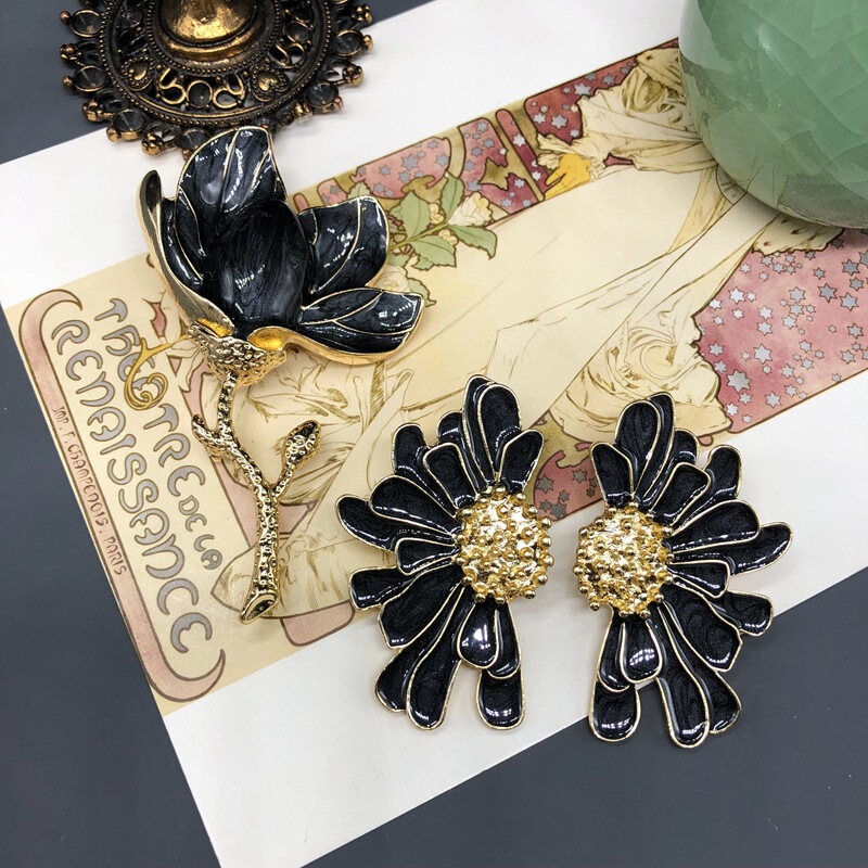 Western Middle Style Magnolia Flower Corsage Earrings suit Black Enamel Glaze Brooch Coat Jacket Pin Joker