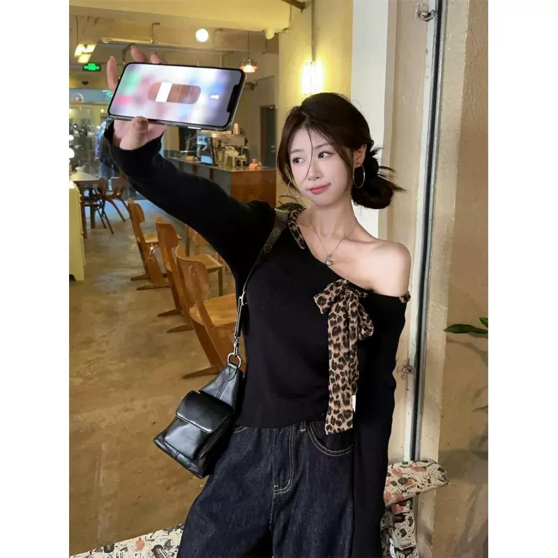 纯欲风辣妹豹纹斜肩长袖t恤女秋季2025新款修身独特别致绝美上衣