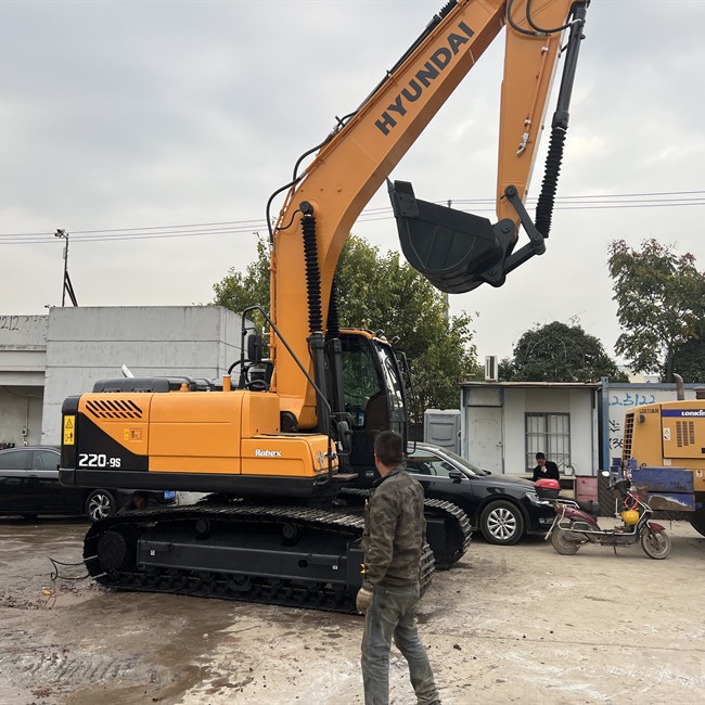 Exportación de Malasia de segunda mano Hyundai 220 - 9S excavadora, venta directa, noventa por ciento, nueva, digna de confianza image 3