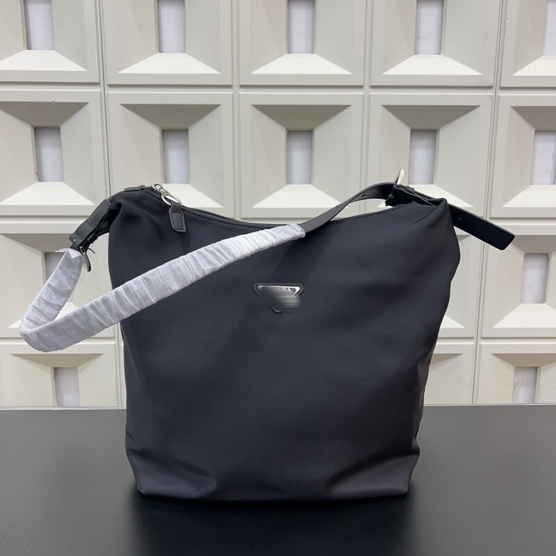 P Men's Crossbody Bag Fashion Easiest for Match Large Capacity Shoulder Bag Casual Waterproof Abrasion Resistant Computer Bag