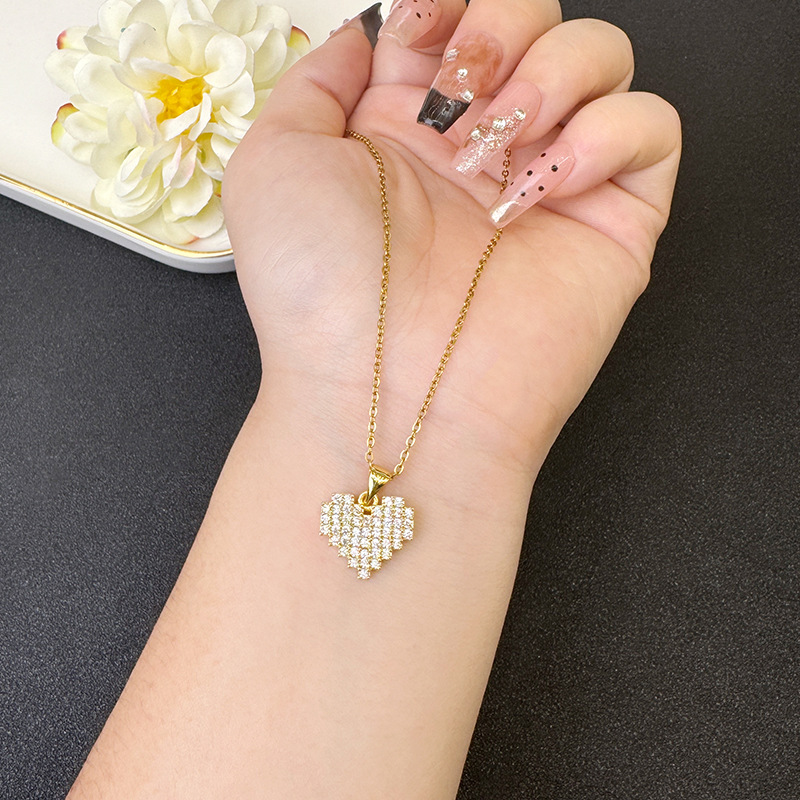 Vietnam Shajin Xiaozhong Collar de amor de diamantes de todo fósforo que no se desvanece durante mucho tiempo Pendientes de lujo ligeros de alta gama para mujer Suministro de accesorios