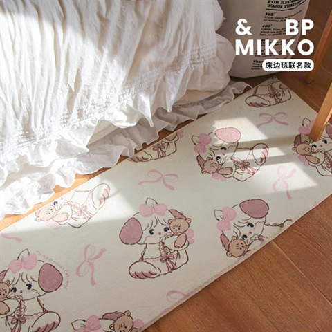 침대 옆 - 개를 안고 있는 곰