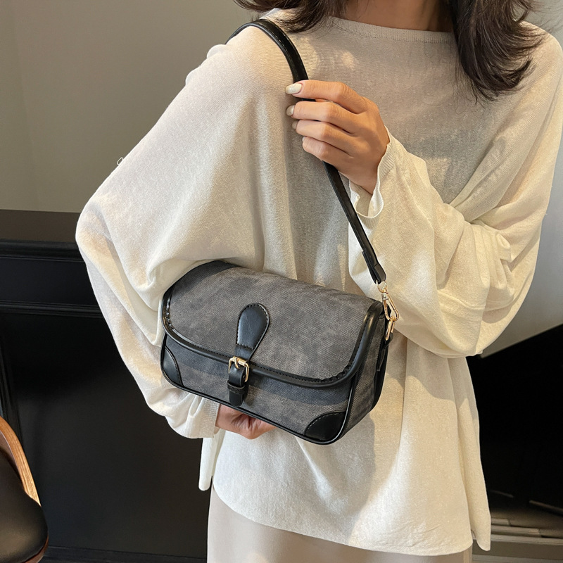 Bolsa de brazo de moda de color contrastante para mujeres 2024 nuevo simple bolso de hombro universal de alta humedad bolso casual