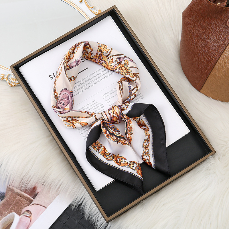 Transfronterizos primavera y otoño nueva cadena de seda cuadrada impresa retró bufandas de cuello de transporte universal bufandas de seda damas sensación de alto nivel