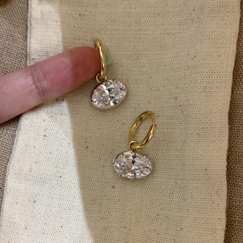 Hailey's vintage pigeon egg earrings are exquisite and luxurious, featuring oval diamond studs, a niche luxury, high-end, versatile accessory