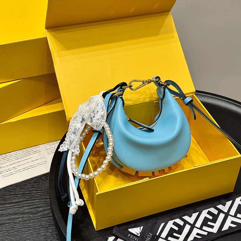 체인이 없는 블루 가죽