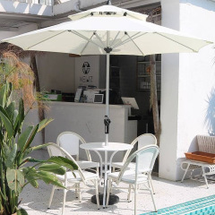 屋外日除け傘アルミ合金中柱傘庭傘ミルクティー店屋外業務用テーブルと椅子に傘を持って日傘を並べます。