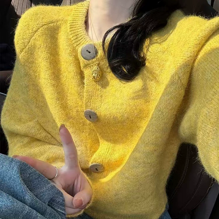 Ранняя зима 2024 новый корейский мягкий клейкий ленивый ветер продвинутый желтый свитер ретро свободный мягкий клейкий вязаный кардиган
