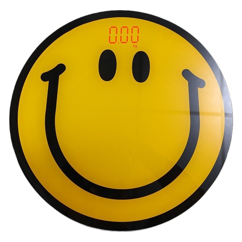 La cara sonriente creativa del fabricante pesa la báscula electrónica del cuerpo humano inteligente y precisa.