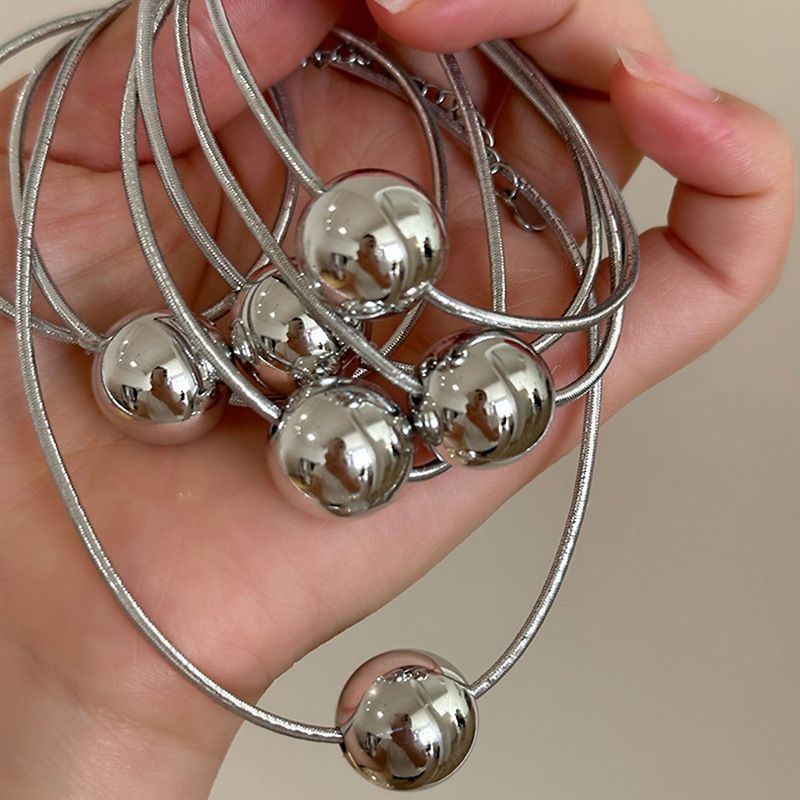 Simple de alto nivel sensación de cuerda de cabeza de bola plateada para mujeres 2025 nuevo anillo de cabello ins red rojo con cuerda de cabello de goma cola de caballo