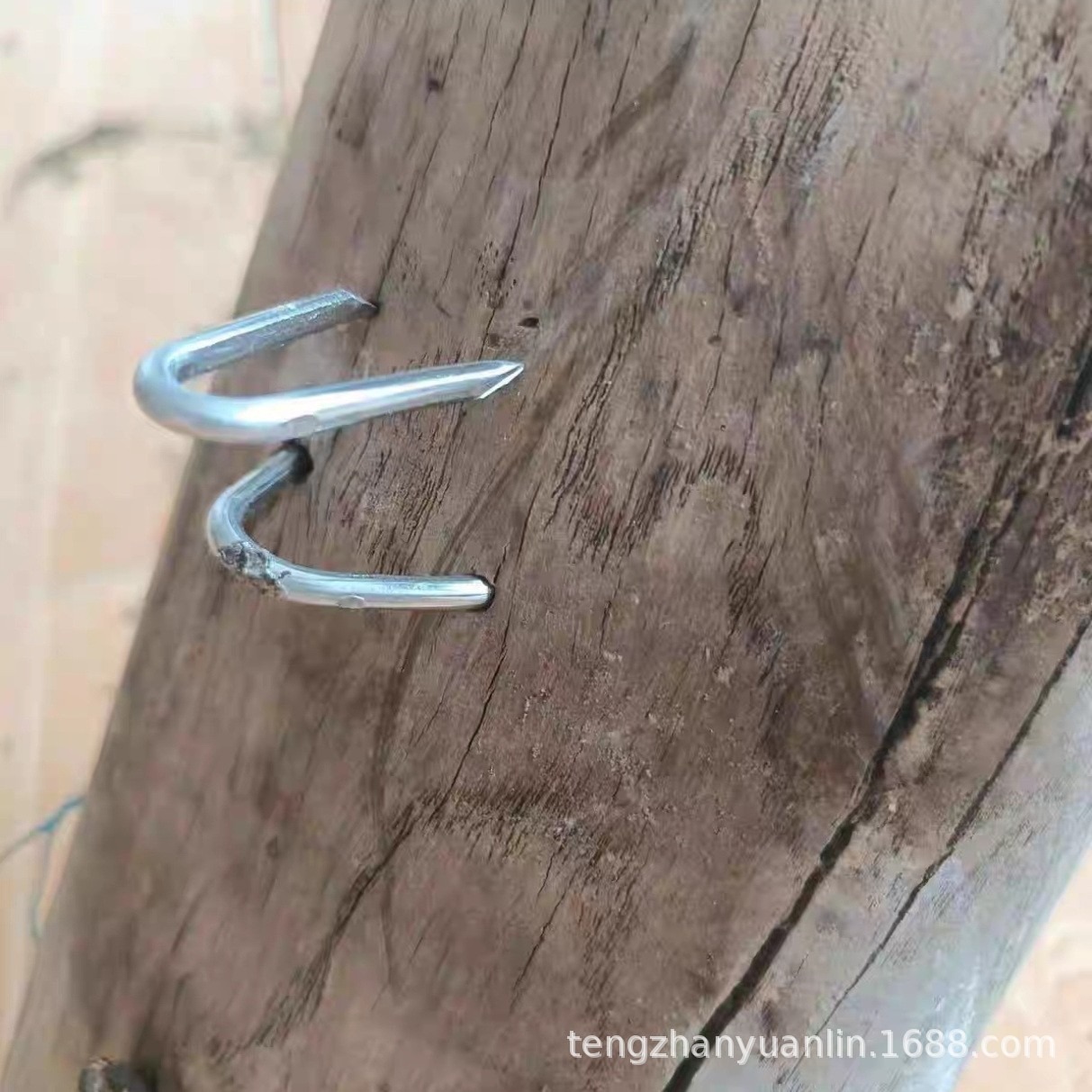 clavos de herradura clavos de madera clavos de alambre de púas fijos clavos de curva en forma de V clavos de fijación clavos extranjeros clavos de dos extremos