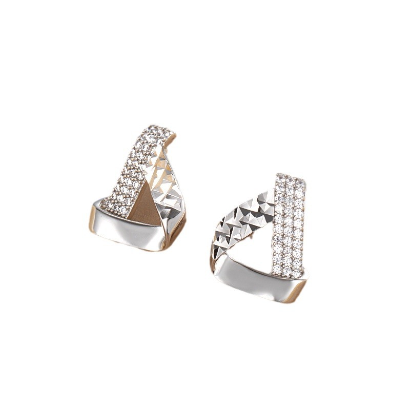 Pendientes triangulares de aleación Xuping con baño electrolítico para mujer, pendientes de lujo ligero de alta gama, estilo minimalista y moderno.