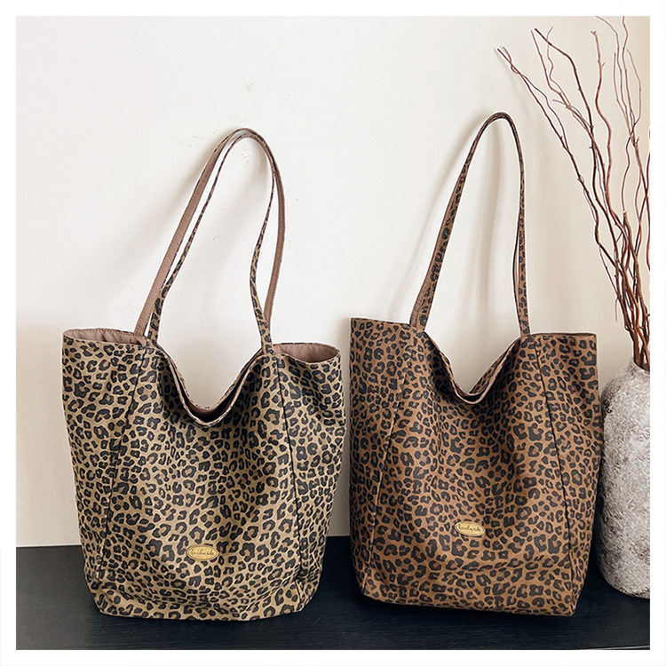 Doppelseitige Canvas-Tragetasche mit Leopardenmuster, große Kapazität, Damen-Umhängetasche im College-Stil, lässige Handtasche im City-Stil, Pendler-Tasche – Detail 35