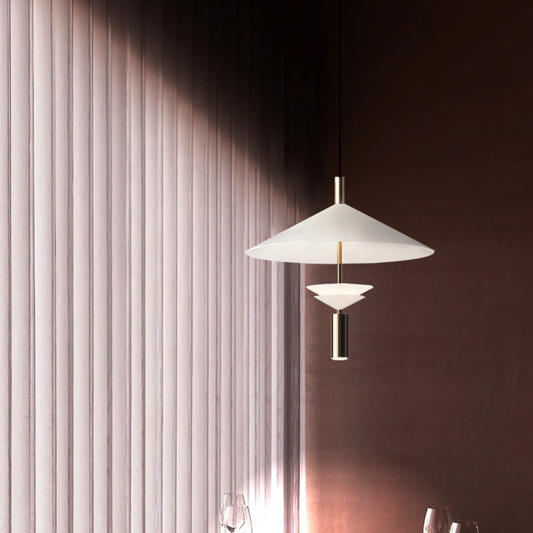 Postmoderno minimalista diseñador nórdico sala de estar cafetería leche tienda de té hotel arte platillos voladores candelabros hierro