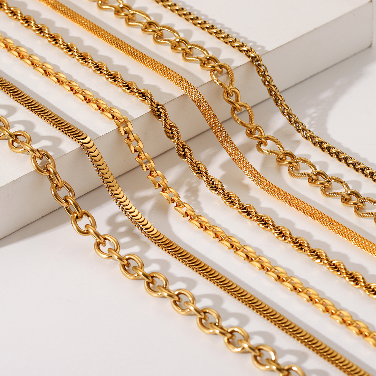Collar de cadena de acero inoxidable de venta caliente transfronteriza en Europa y los Estados Unidos moda femenina versátil acero de titanio sin desvanecerse collar de alta gama