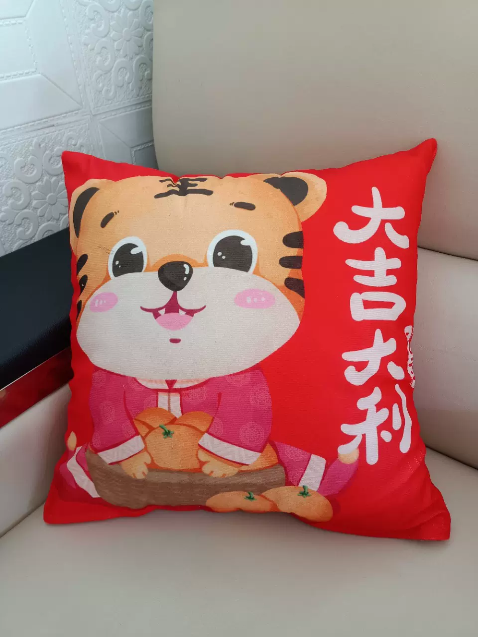 虎年喜庆抱枕大红靠垫可以按客户要求印花