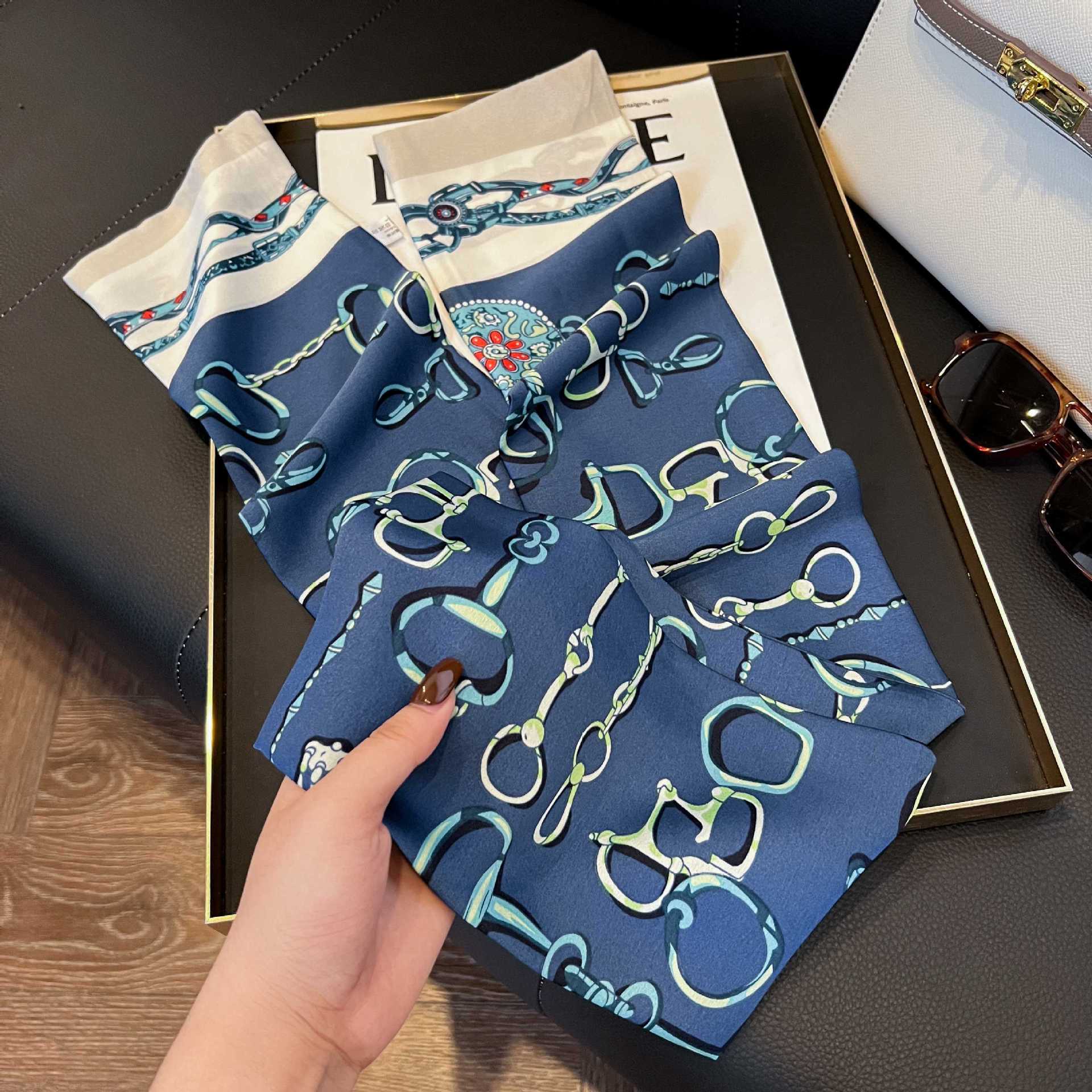 Nueva bufanda de seda pequeña banda larga estrecha para el cabello mujer estilo primavera y otoño moda madre bufanda estilo verano estilo fino serpentina bufanda al por mayor