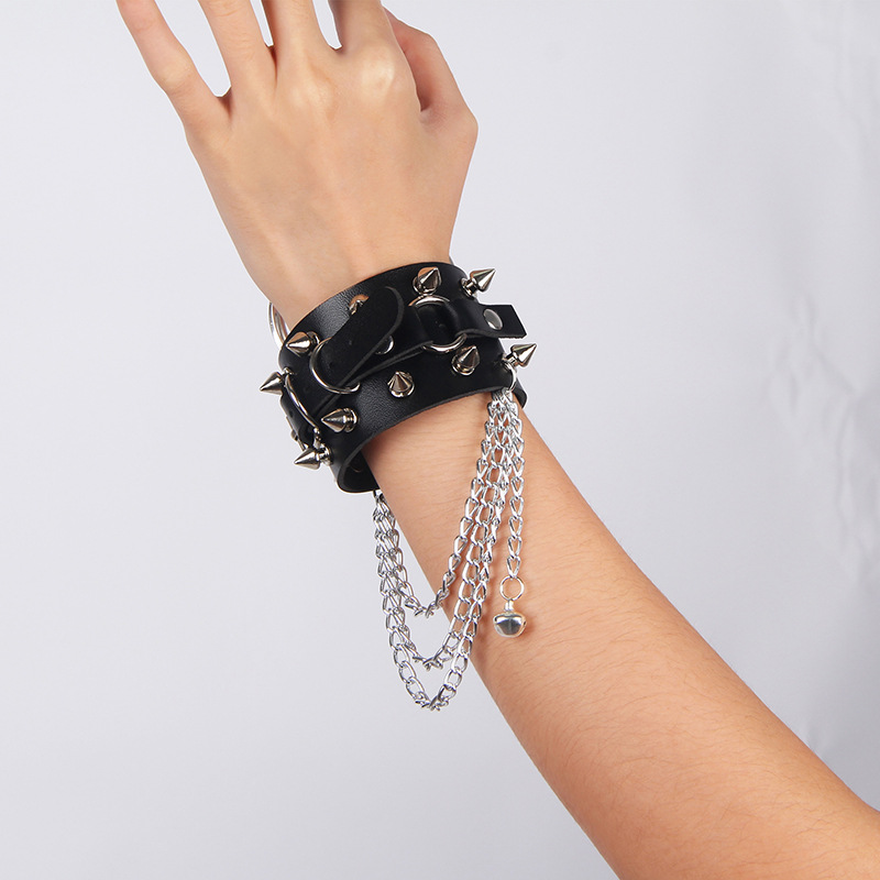 Fábrica directa europea y americana punk accesorios emocionales exagerados pulseras de remaches de forma de tres filas de pulseras de cuero personalidad mano