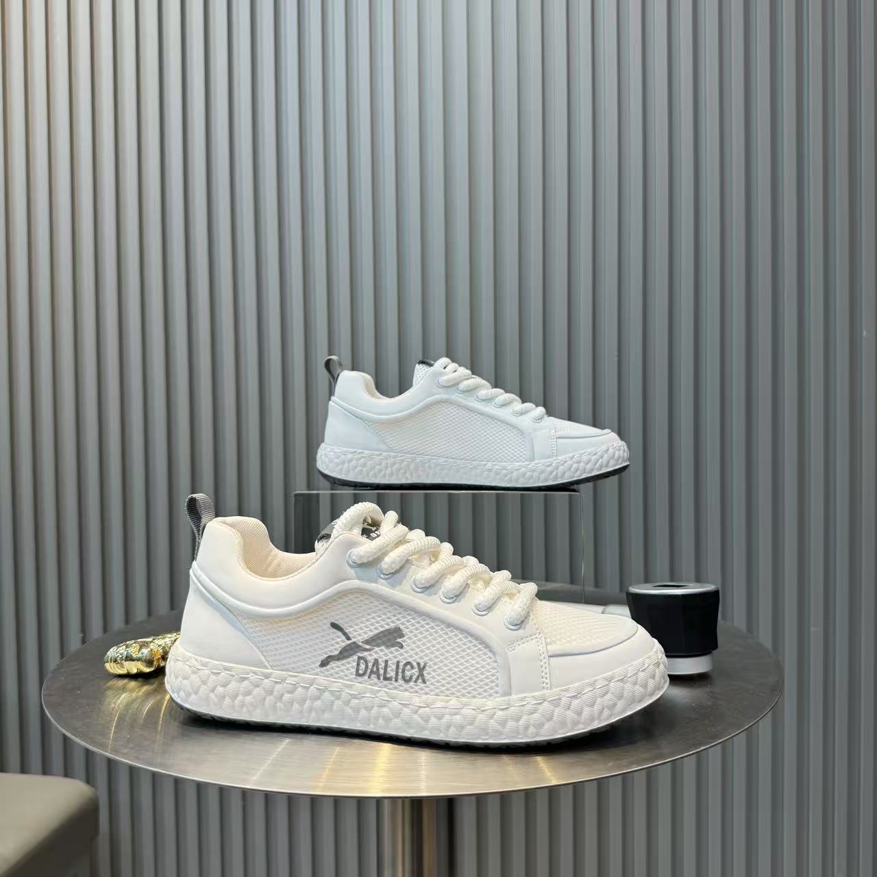 Cómodo y versátil tejido volador transpirable suela suave zapatos casuales antideslizantes zapatos de moda zapatillas de deporte de moda baja primavera y verano nuevos zapatos para hombres