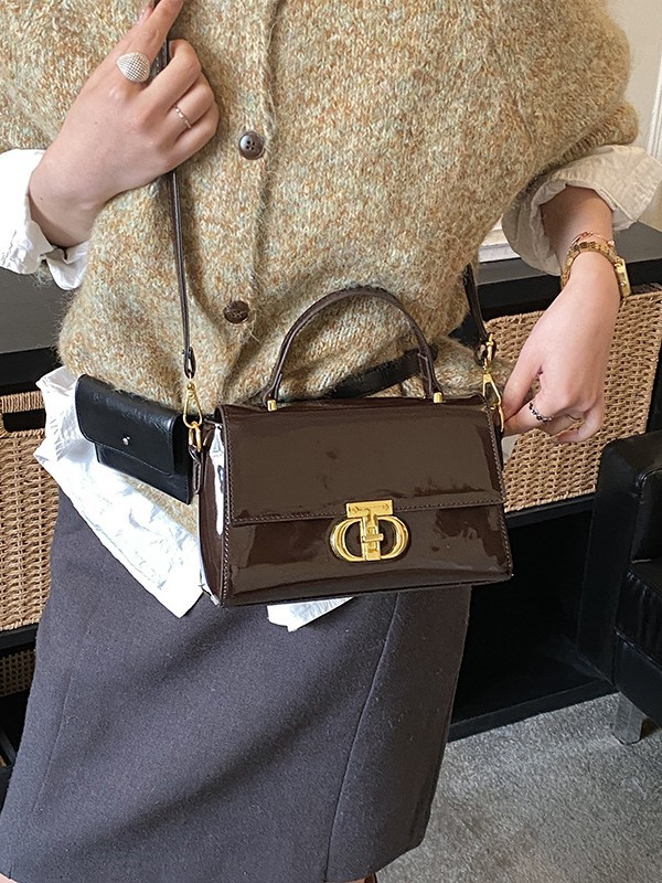 Hong Kong estilo retro bolso de mano de alto nivel, bolso de hombro de nicho retro, simple y versátil, bolso de lujo ligero y de moda.