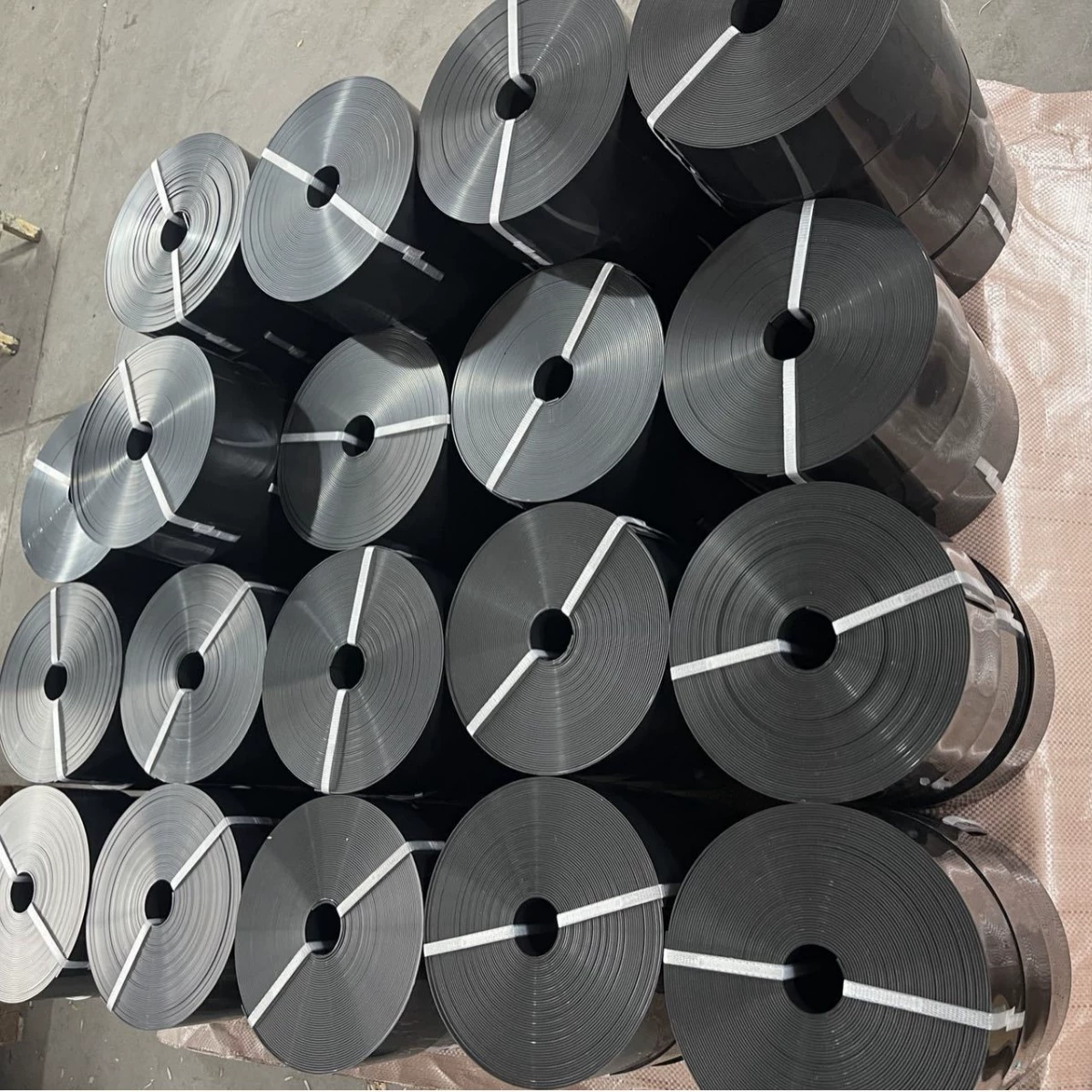 Фабрика Нинбо специализируется на производстве высококачественных листов PE и спиральный материал, большое количество, благоприятный цвет и размер настройки