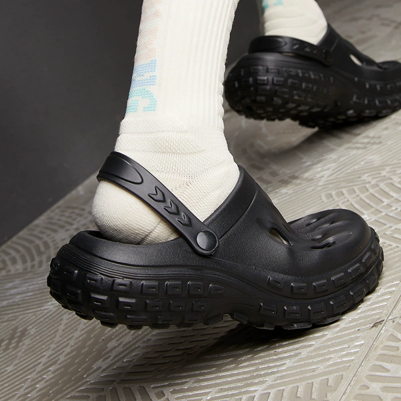 Оптовые Croc Shoes Мужчинам 2025 новый пляжный антискользящий сланец с пальцами, тенденция для лета, верхняя одежда