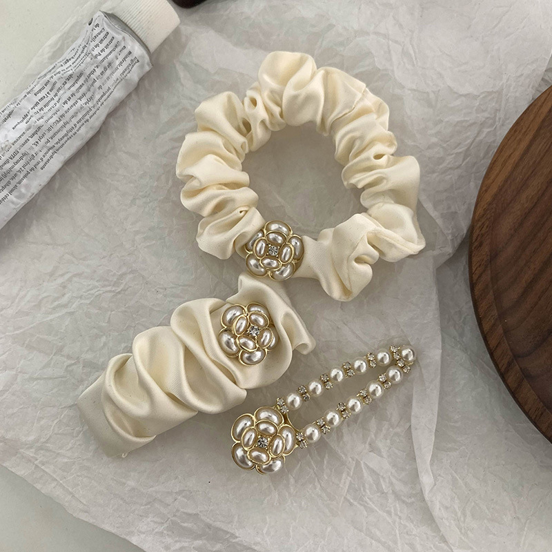 Chouchou en satin avec perles et pince à cheveux élégante_voghion.com